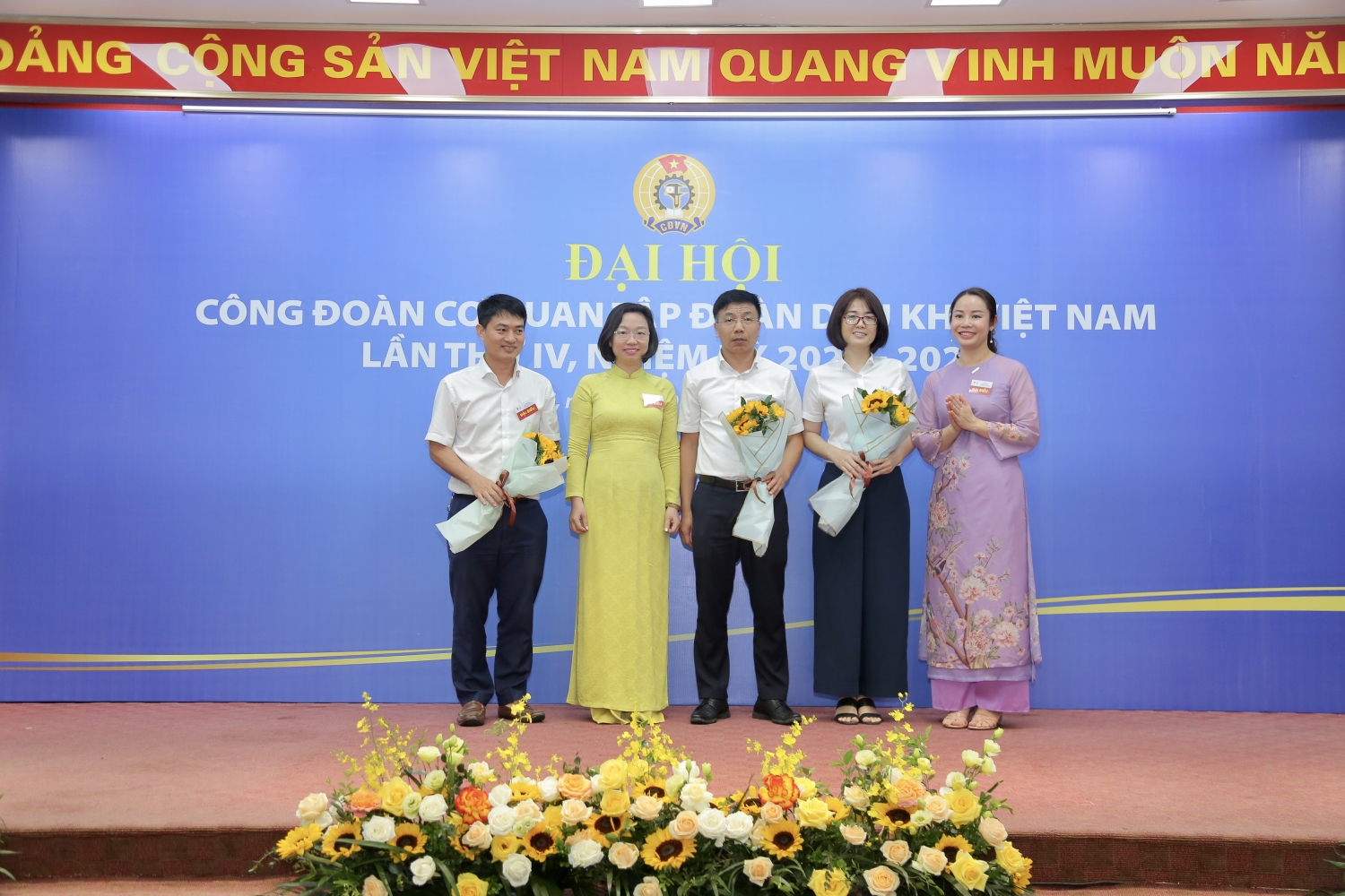 Cùng thành công qua cuộc thi online  