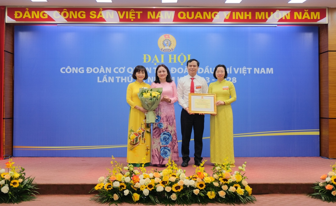 Xứng đáng là tổ chức Công đoàn dẫn dắt xuất sắc, vững mạnh, tiêu biểu của CĐ DKVN