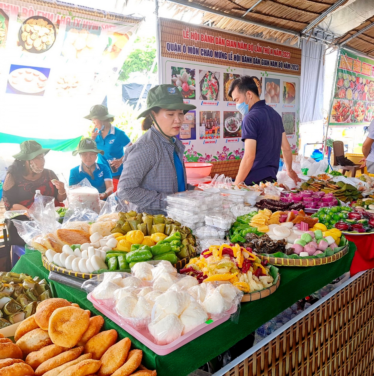 Hội thi Bánh dân gian có 27 đơn vị của 11 tỉnh, thành phố trong cả nước đăng ký, với gần 150 nghệ nhân tham gia chế biến, trình diễn 73 món bánh