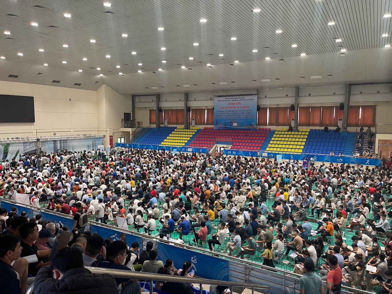 Tin bất động sản tuần qua: Hàng nghìn người xếp hàng từ sáng sớm bốc thăm mua nhà ở xã hội