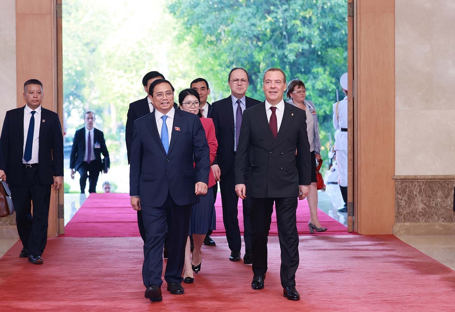Thủ tướng Phạm Minh Chính tiếp Chủ tịch Đảng Nước Nga Thống nhất, Phó Chủ tịch Hội đồng An ninh Liên bang Nga Dmitry Medvedev. (Nguồn: TTXVN)