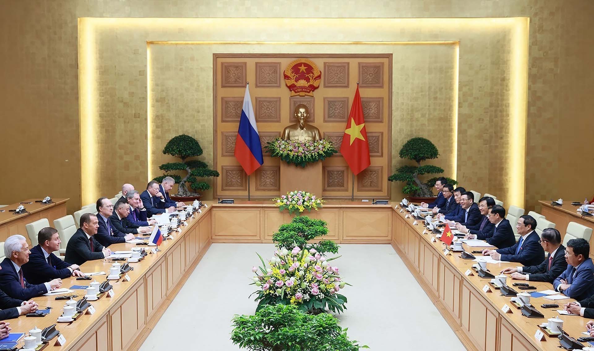 Thủ tướng Phạm Minh Chính tiếp Chủ tịch Đảng Nước Nga Thống nhất, Phó Chủ tịch Hội đồng An ninh Liên bang Nga Dmitry Medvedev. (Nguồn: TTXVN)