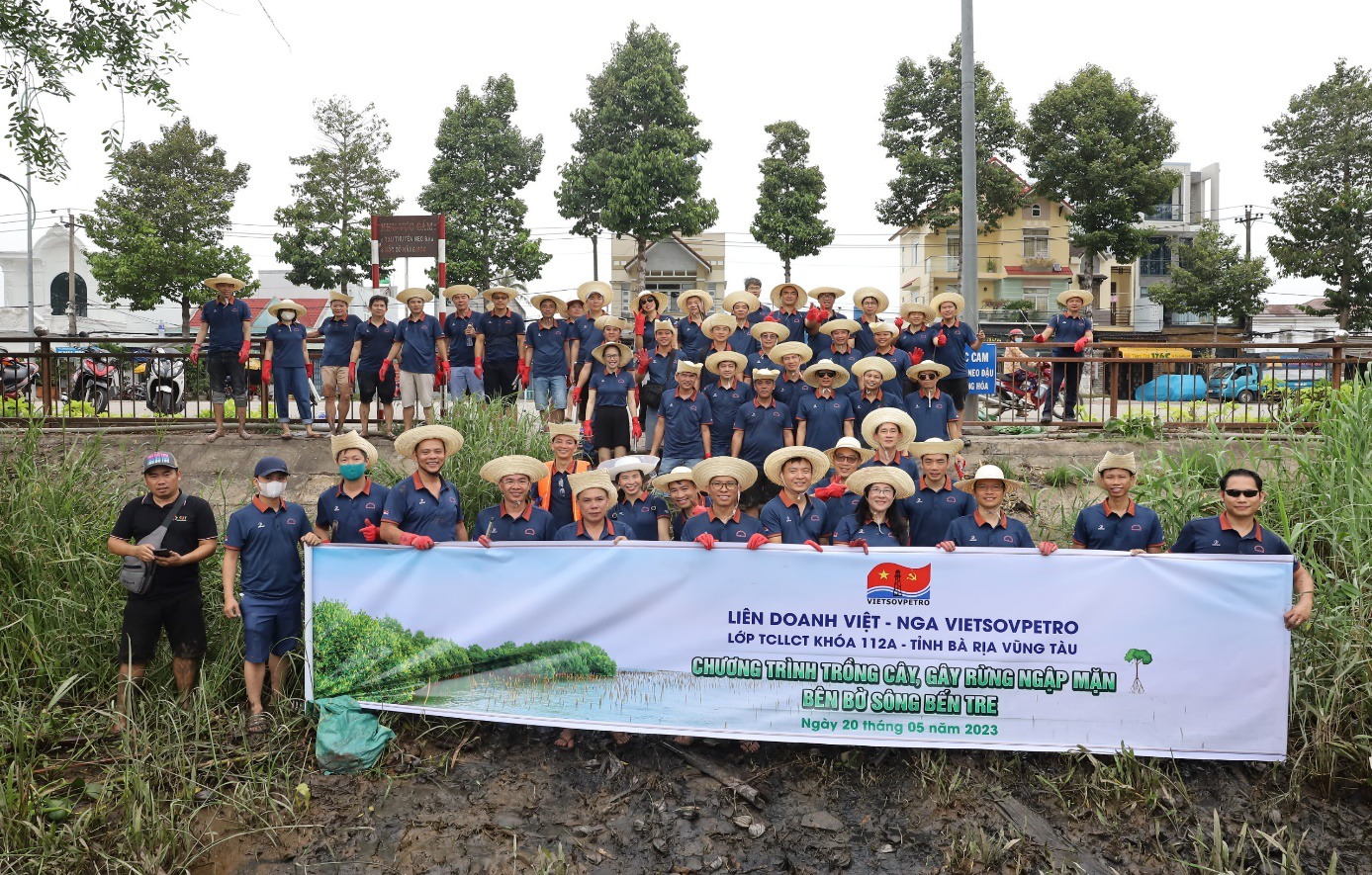 Lớp Trung cấp Lý luận chính trị khóa 112A Vietsovpetro nghiên cứu thực tế tại tỉnh Bến Tre