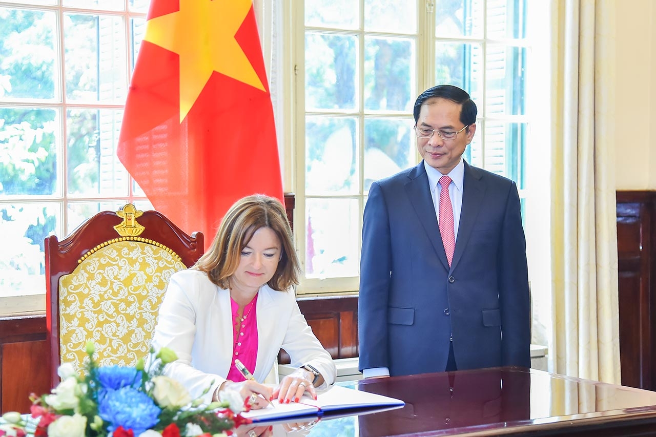 Bộ trưởng Ngoại giao Bùi Thanh Sơn đón, hội đàm với Phó Thủ tướng, Bộ trưởng Ngoại giao Slovenia Tanja Fajon