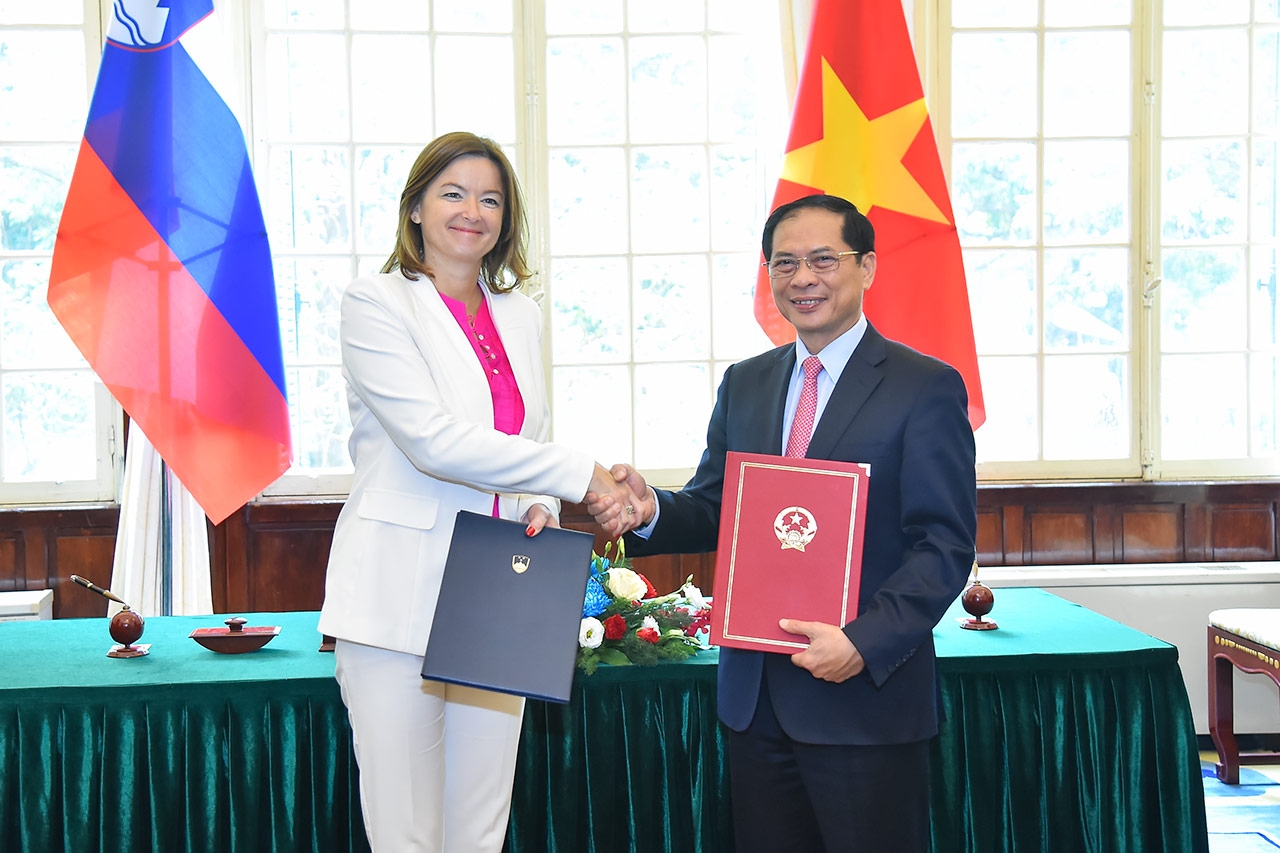 Bộ trưởng Ngoại giao Bùi Thanh Sơn đón, hội đàm với Phó Thủ tướng, Bộ trưởng Ngoại giao Slovenia Tanja Fajon
