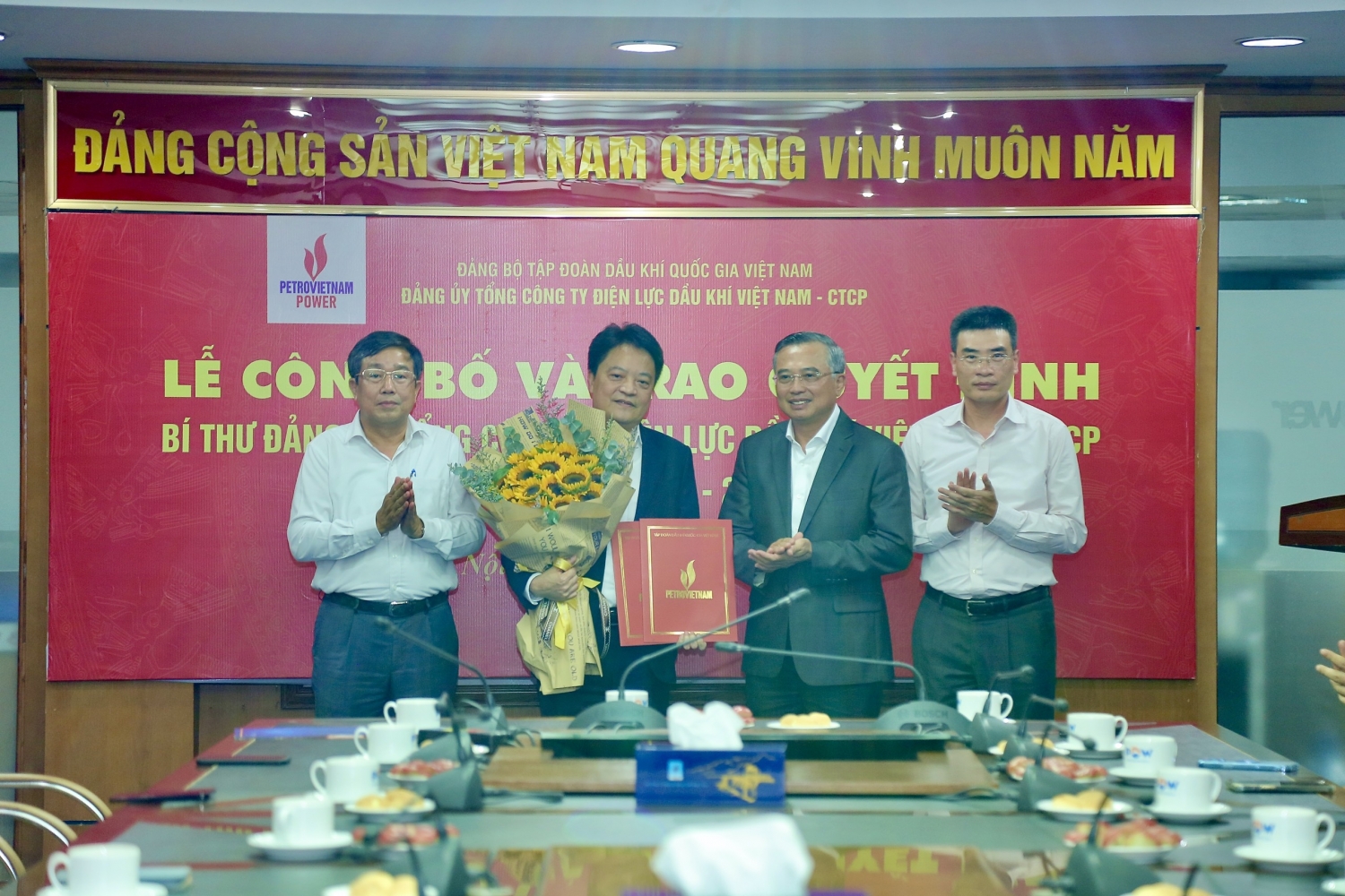 Trao quyết định Bí thư Đảng ủy Tổng Công ty Điện lực Dầu khí Việt Nam nhiệm kỳ 2020-2025