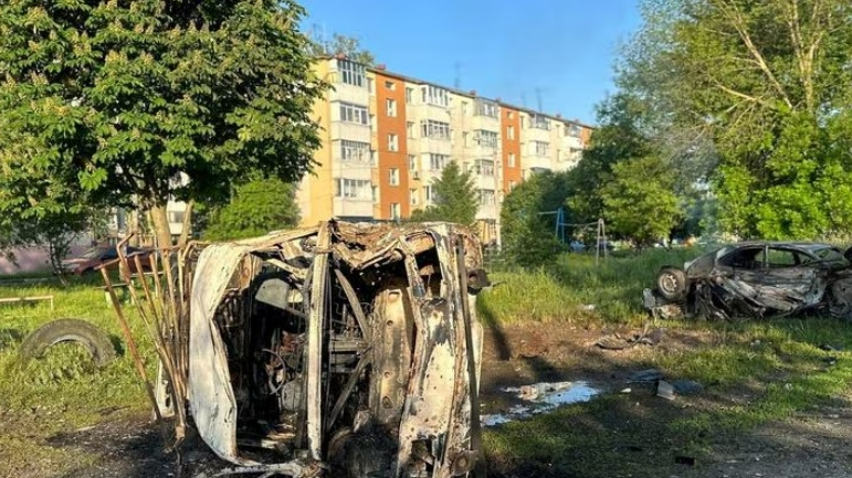 Nga tố cáo các cuộc tấn công vào nhà máy lọc dầu và thị trấn gần biên giới với Ukraine