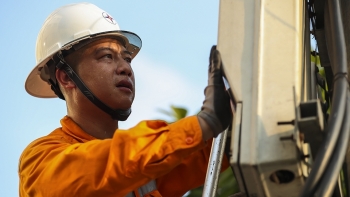 Theo chân thợ điện ngày nắng nóng