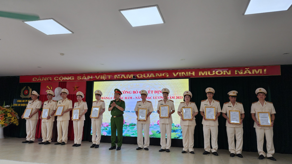 Công an quận Bắc Từ Liêm: Công bố các quyết định nâng lương, thăng cấp bậc hàm năm 2023