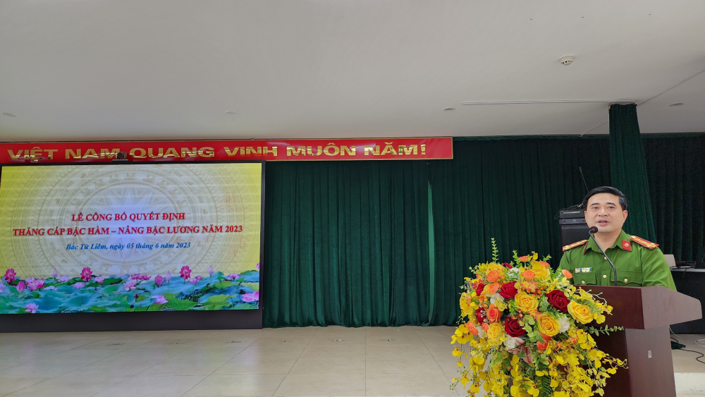 Công an quận Bắc Từ Liêm: Công bố các quyết định nâng lương, thăng cấp bậc hàm năm 2023