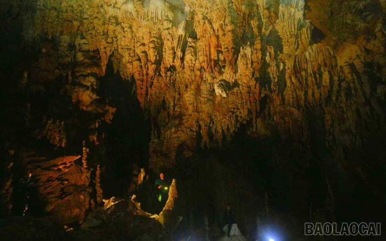 Khám phá động Thúm Thưa