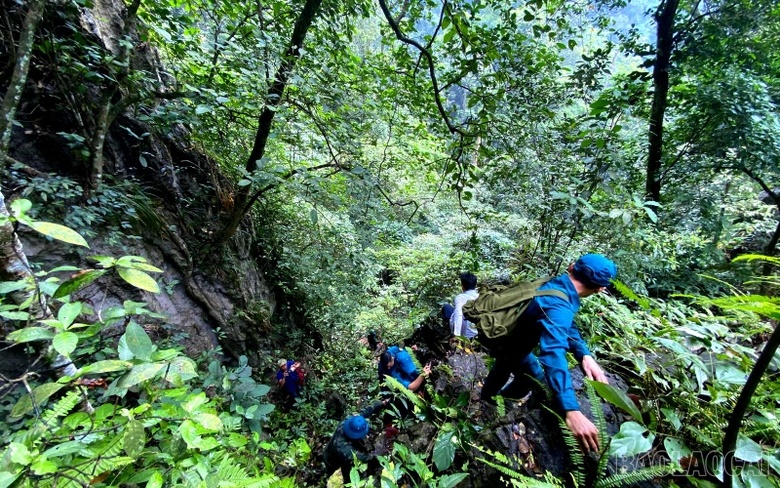 Khám phá động Thúm Thưa