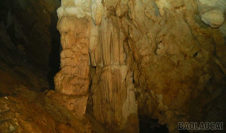 Khám phá động Thúm Thưa