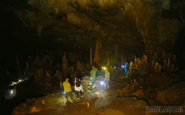 Khám phá động Thúm Thưa