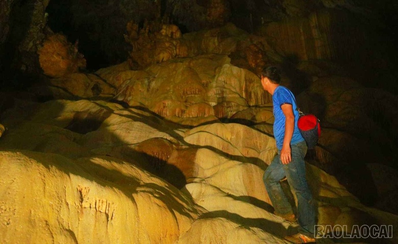 Khám phá động Thúm Thưa