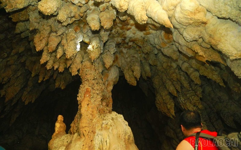 Khám phá động Thúm Thưa
