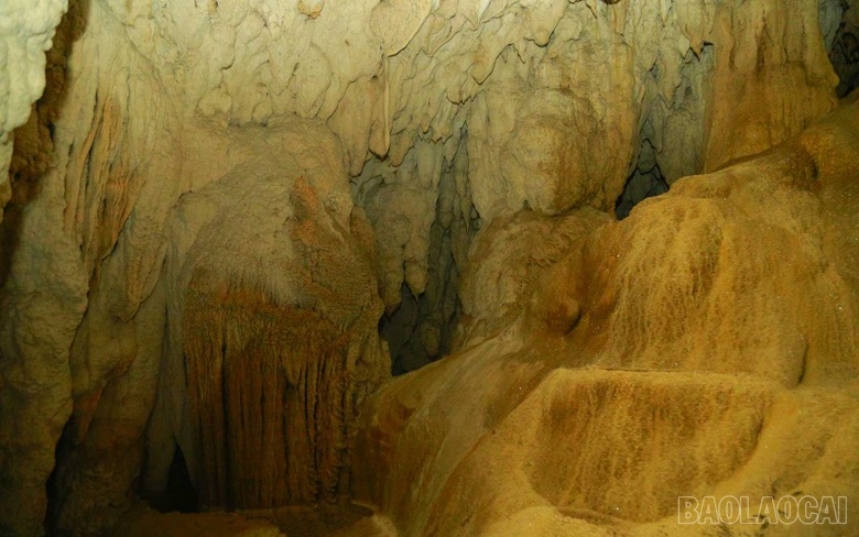 Khám phá động Thúm Thưa