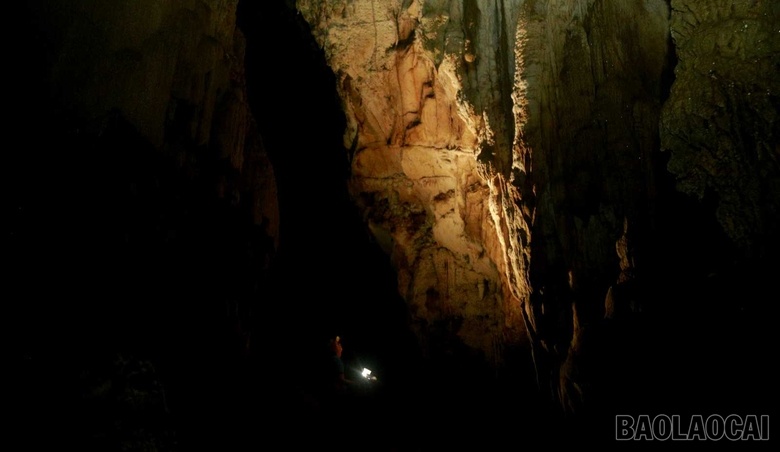 Khám phá động Thúm Thưa