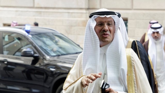Vì sao giá dầu giảm ngay cả khi OPEC+ cắt giảm nguồn cung?
