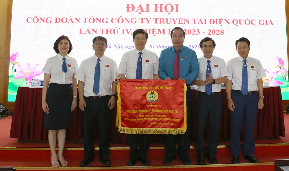 Công đoàn EVNNPT chung sức đồng lòng cùng EVN vượt khó