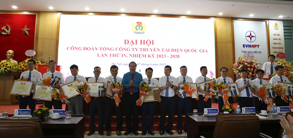Công đoàn EVNNPT chung sức đồng lòng cùng EVN vượt khó
