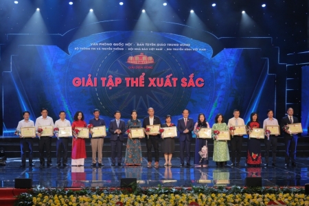 Tạp chí Năng lượng Mới được tuyên dương Tập thể xuất sắc tại Lễ trao Giải Diên Hồng lần I