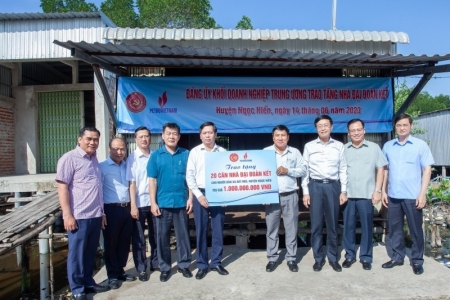 Đảng ủy Khối DNTƯ và Petrovietnam trao tặng nhà Đại đoàn kết cho 20 hộ nghèo xã Đất Mũi