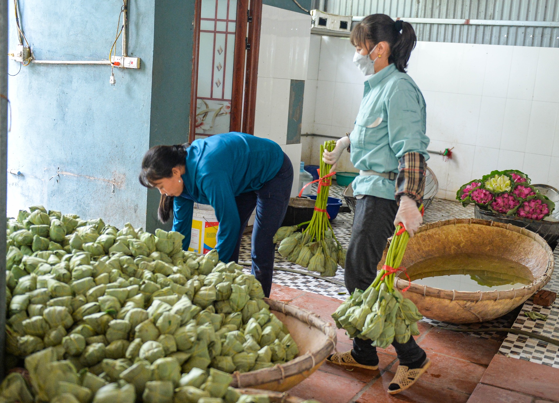 Biến đồng hoang thành đầm sen triệu bông, anh nông dân kiếm tiền tỷ - 11