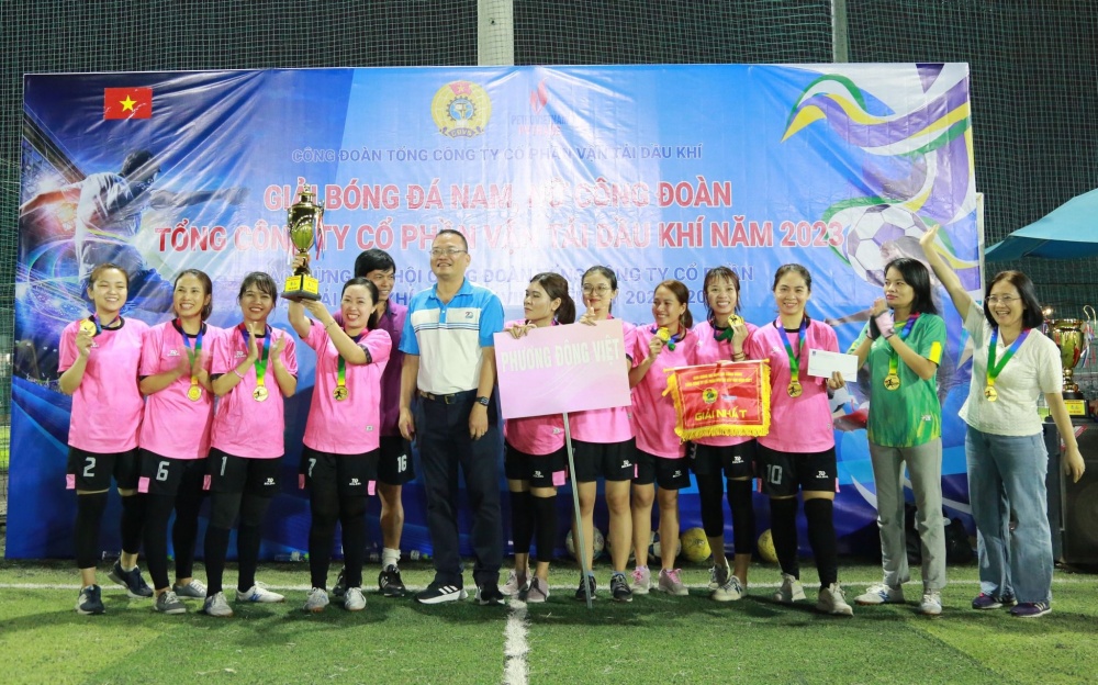 Trao cup bóng đá nữ