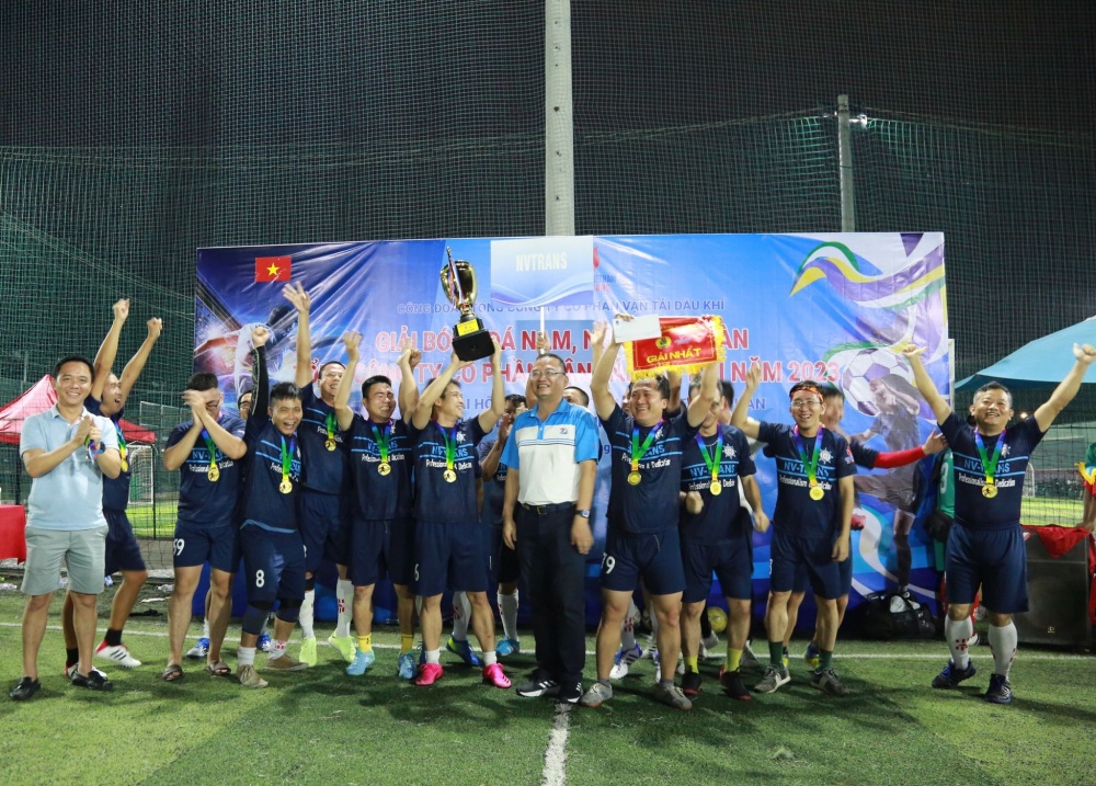 Trao cup bóng đá nam