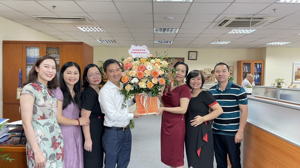 Phó Chủ tịch CĐ DKVN Vũ Anh Tuấn tặng hoa chúc mừng Ban Tuyên giáo Tổng LĐLĐVN.