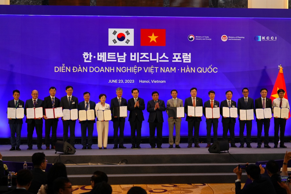 Phó Tổng Giám đốc Petrovietnam Lê Ngọc Sơn cùng các doanh nghiệp trao đổi ghi nhớ hợp tác