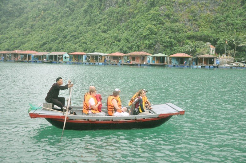 Làng chài ở vịnh Hạ Long được ví như nơi “cổ tích có thật”