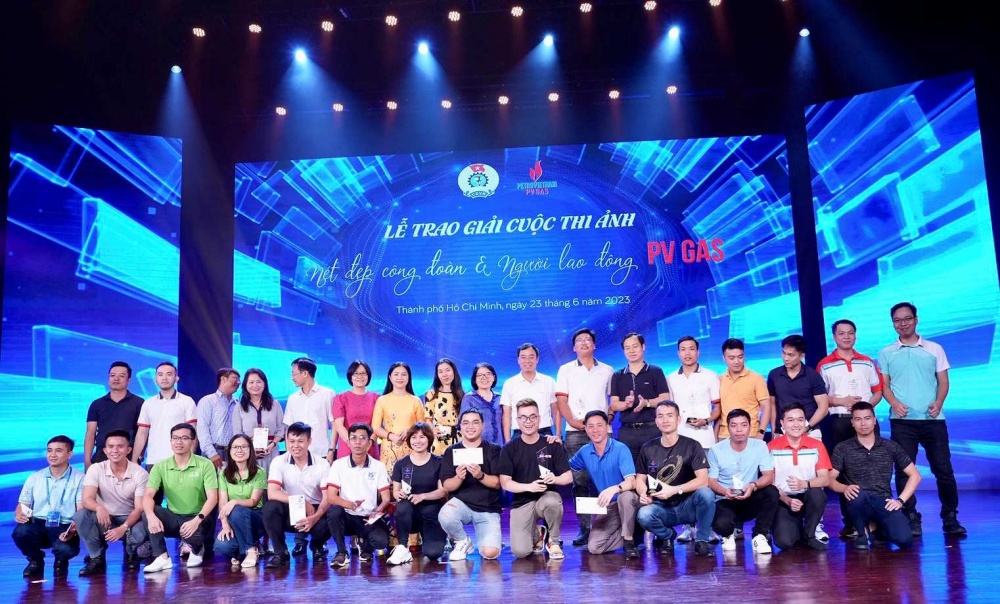 Bà Lương Thị Hồng Nhung, Trưởng Ban Tuyên giáo - Nữ công Công đoàn Dầu khí Việt Nam và các vị lãnh đạo PV GAS chúc mừng những tác giả đạt giải cá nhân.