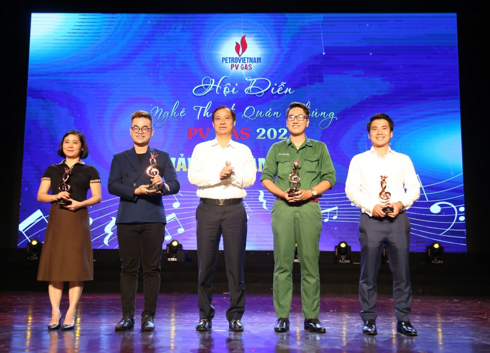  Đồng chí Trần Xuân Thành – Chủ tịch Công đoàn, Chủ tịch Hội Cựu chiến binh PV GAS trao giải Ba toàn đoàn cho 4 đơn vị