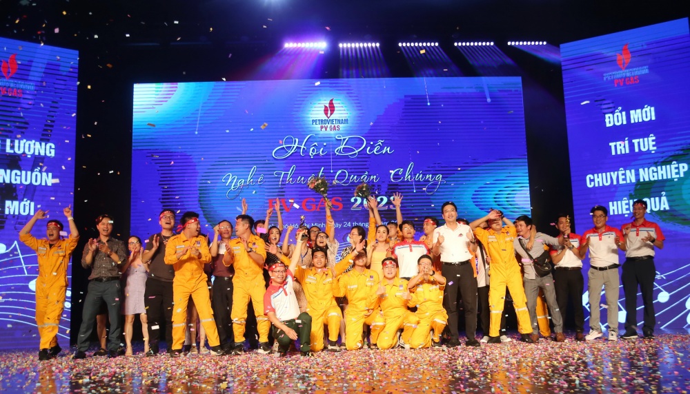 Đồng chí Nguyễn Thanh Bình - Bí thư Đảng ủy, Chủ tịch Hội đồng Quản trị chúc mừng giải Nhất toàn đoàn của Công ty Chế biến Khí Vũng Tàu   