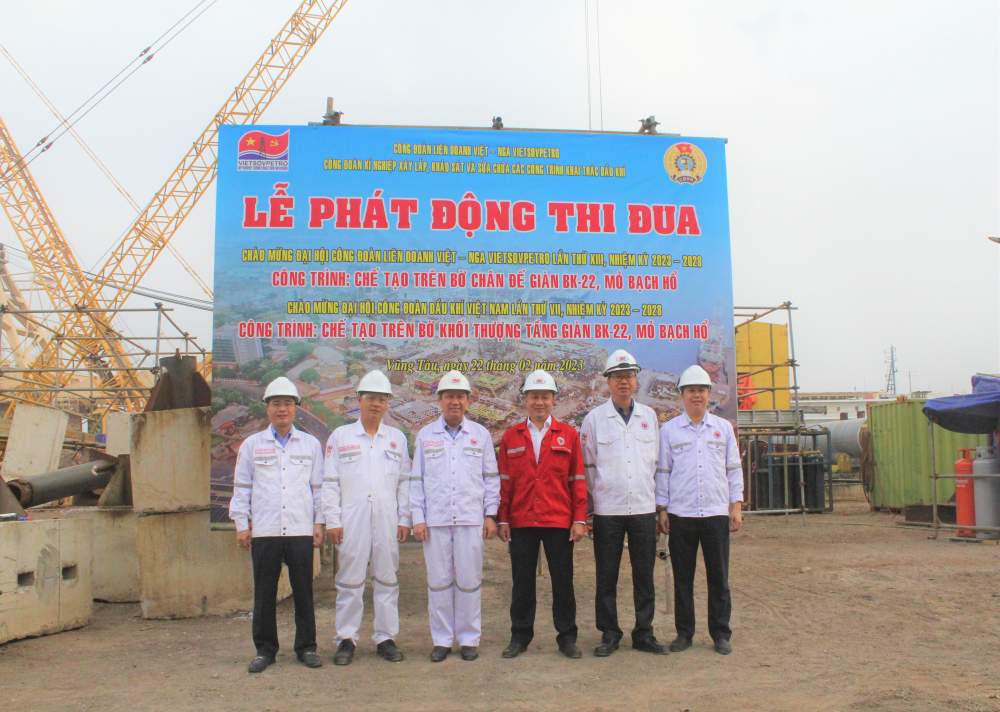 Xí nghiệp Xây lắp hạ thủy thành công chân đế BK22 Xí nghiệp Xây lắp Vietsovpetro hạ thủy thành công chân đế giàn BK-22