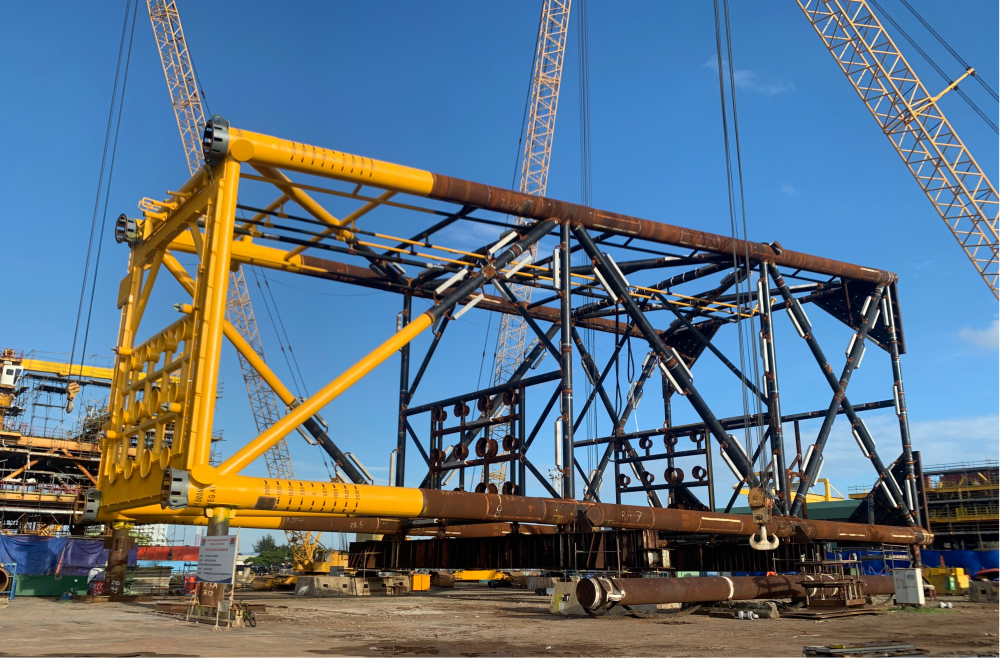 Xí nghiệp Xây lắp Vietsovpetro hạ thủy thành công chân đế giàn BK-22