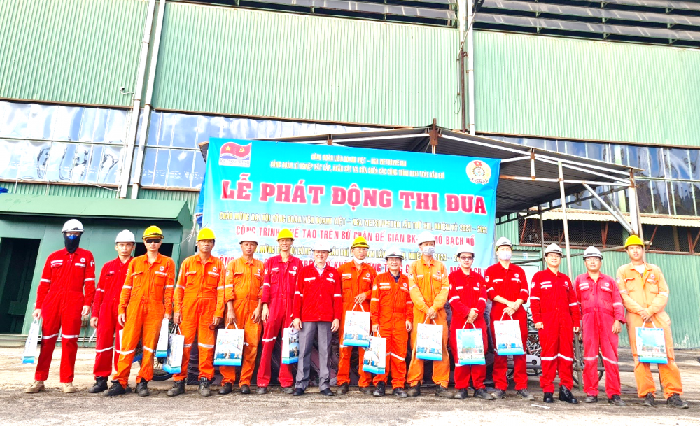 Xí nghiệp Xây lắp Vietsovpetro hạ thủy thành công chân đế giàn BK-22