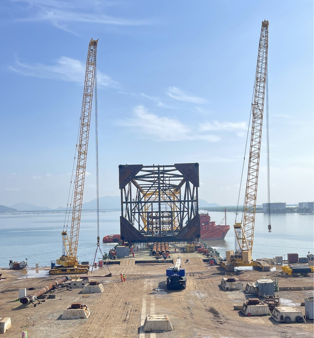 Xí nghiệp Xây lắp Vietsovpetro hạ thủy thành công chân đế giàn BK-22