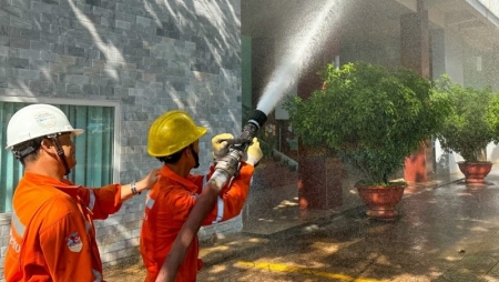 Tập huấn chữa cháy và cứu hộ cứu nạn tại Cảng biển Vietsovpetro