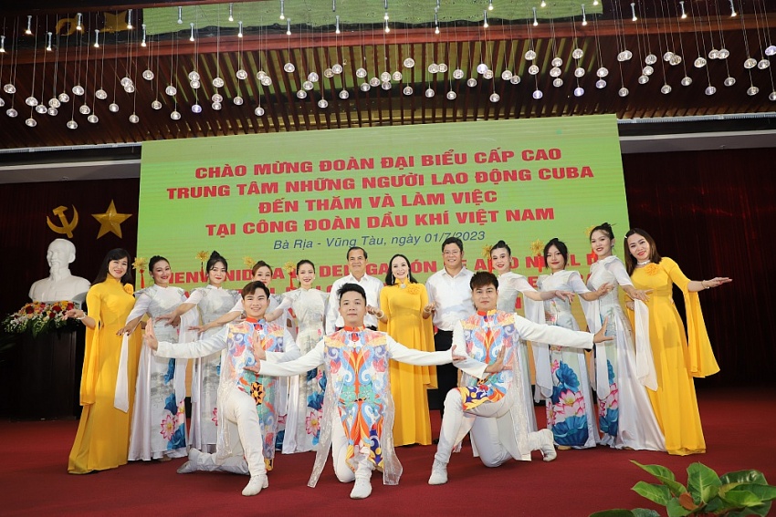 CĐ DKVN tiếp đoàn đại biểu cấp cao của Trung tâm Những người lao động Cuba đến thăm và làm việc CĐ DKVN tiếp đoàn đại biểu cấp cao Trung tâm Những người lao động Cuba đến thăm và làm việc