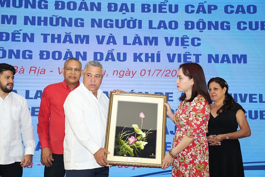 CĐ DKVN tiếp đoàn đại biểu cấp cao của Trung tâm Những người lao động Cuba đến thăm và làm việc CĐ DKVN tiếp đoàn đại biểu cấp cao Trung tâm Những người lao động Cuba đến thăm và làm việc