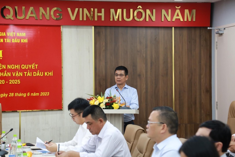 Đồng chí Lê Mạnh Tuấn - Ủy viên Ban Thường vụ Đảng ủy, Phó Tổng giám đốc báo cáo tại Hội nghị. Ảnh: Huy Thanh