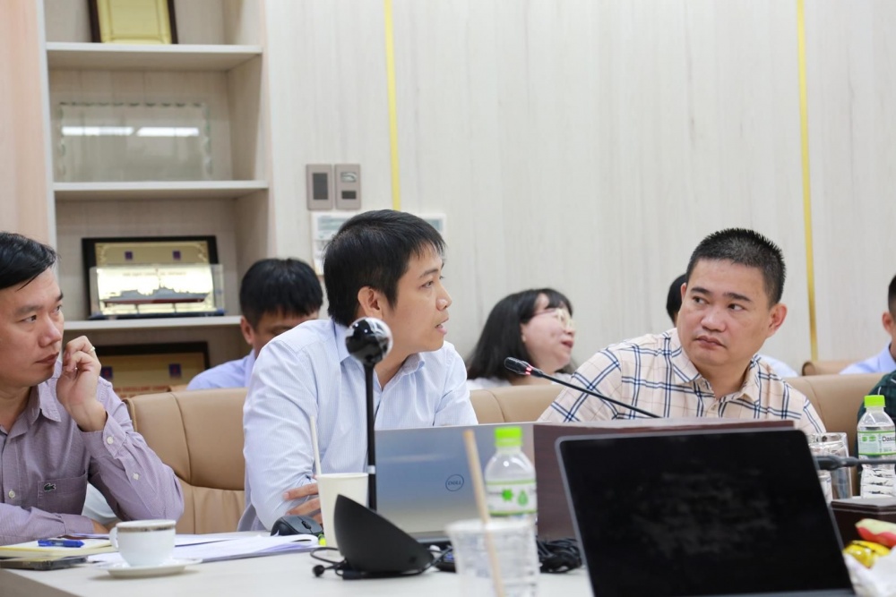 Các đại biểu đại diện các Chi/Đảng bộ bộ phận trình bày tham luận và chia sẻ. Ảnh: Huy Thanh