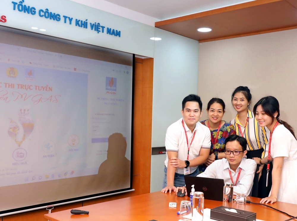 Kỹ sư Nguyễn Tấn Kiên trong các hoạt động với các đồng nghiệp