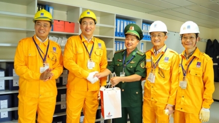 Hăng say lao động, miệt mài cống hiến để vượt qua khó khăn, thực hiện chuỗi dự án LNG Thị Vải