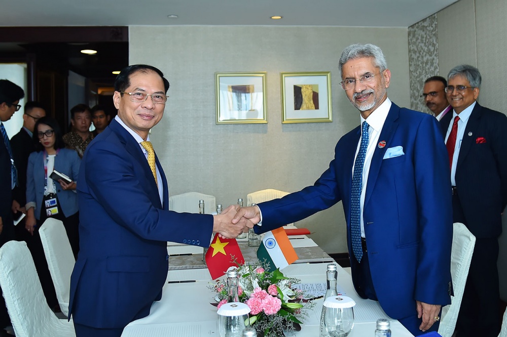 Bộ trưởng Ngoại giao tiếp xúc song phương với các Bộ trưởng tham dự Hội nghị AMM-56