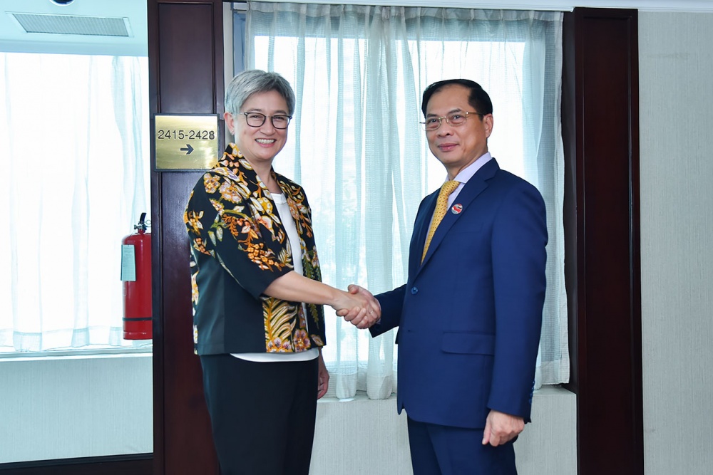 Bộ trưởng Ngoại giao tiếp xúc song phương với các Bộ trưởng tham dự Hội nghị AMM-56