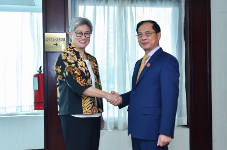 Bộ trưởng Ngoại giao tiếp xúc song phương với các Bộ trưởng tham dự Hội nghị AMM-56